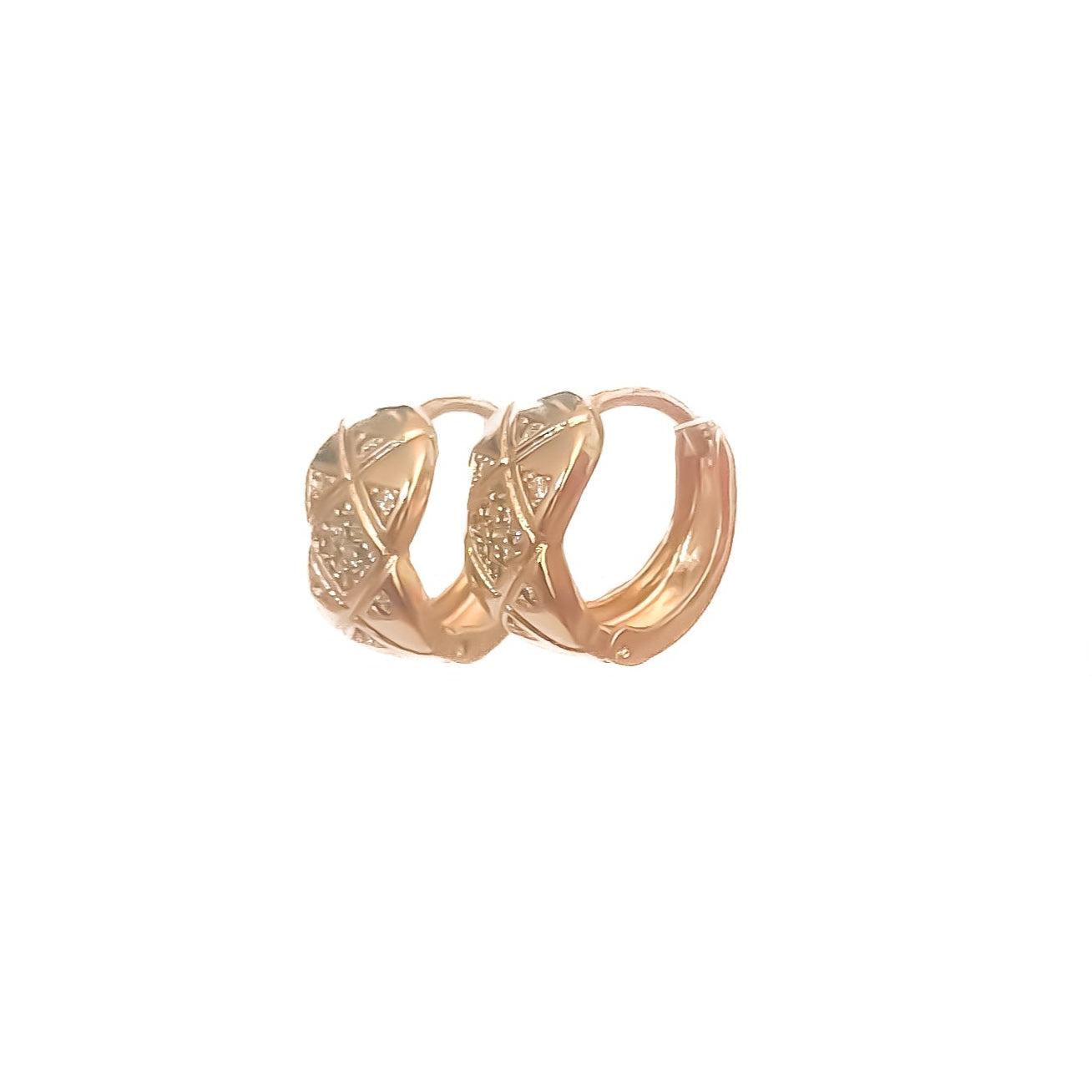 HUGGIE ORO LAMINADO DISEÑO 18K ROMBO PIEDRA BLANCA