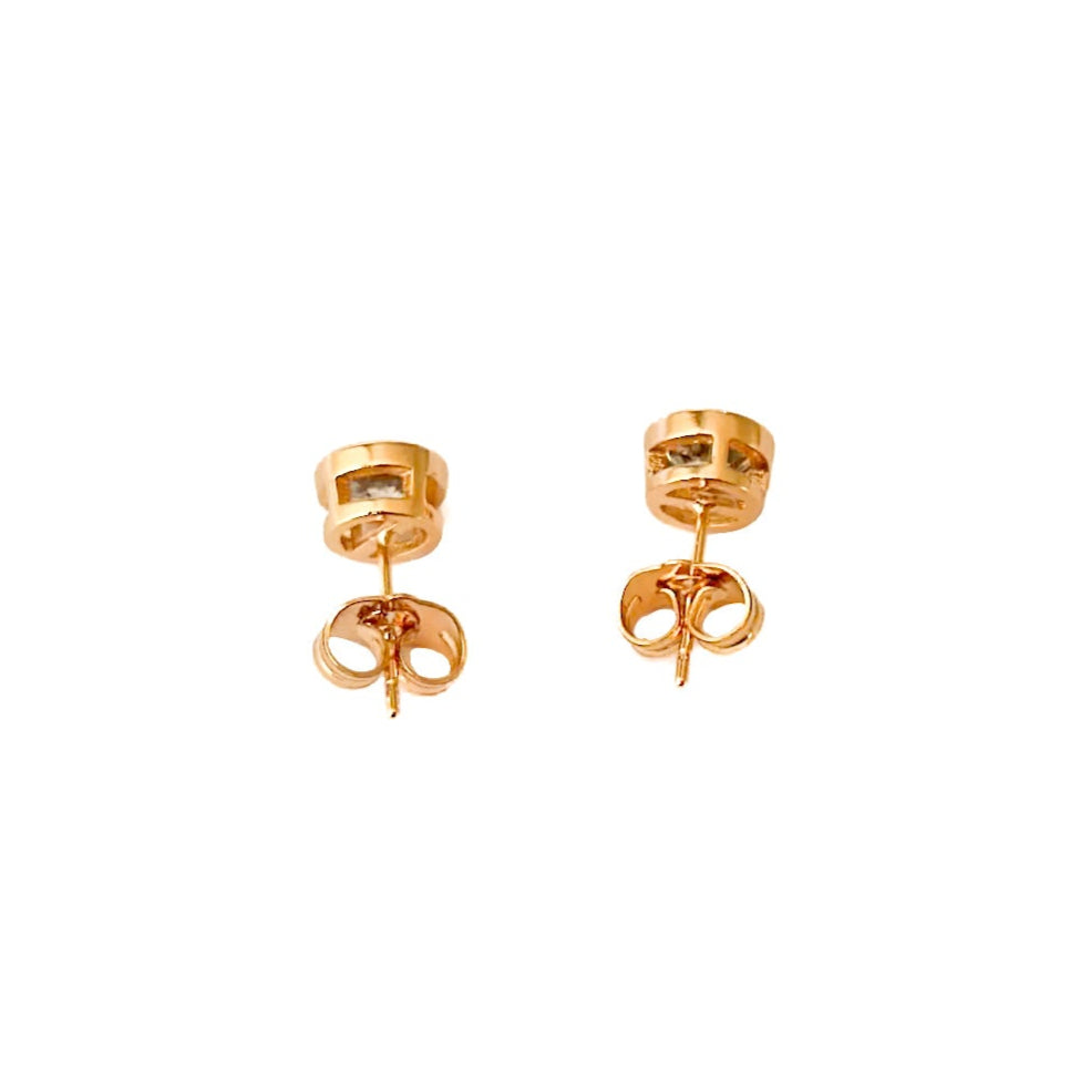 ARETE ORO LAMINADO 18K PIEDRA BLANCA CON BISELADO GRANDE