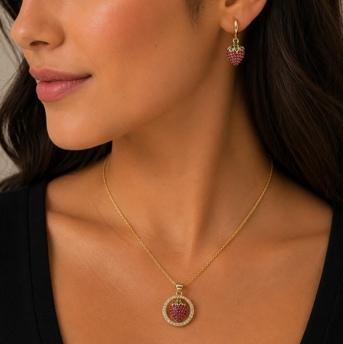 JUEGO ORO LAMINADO FRESAS CON PIEDRAS ROSAS