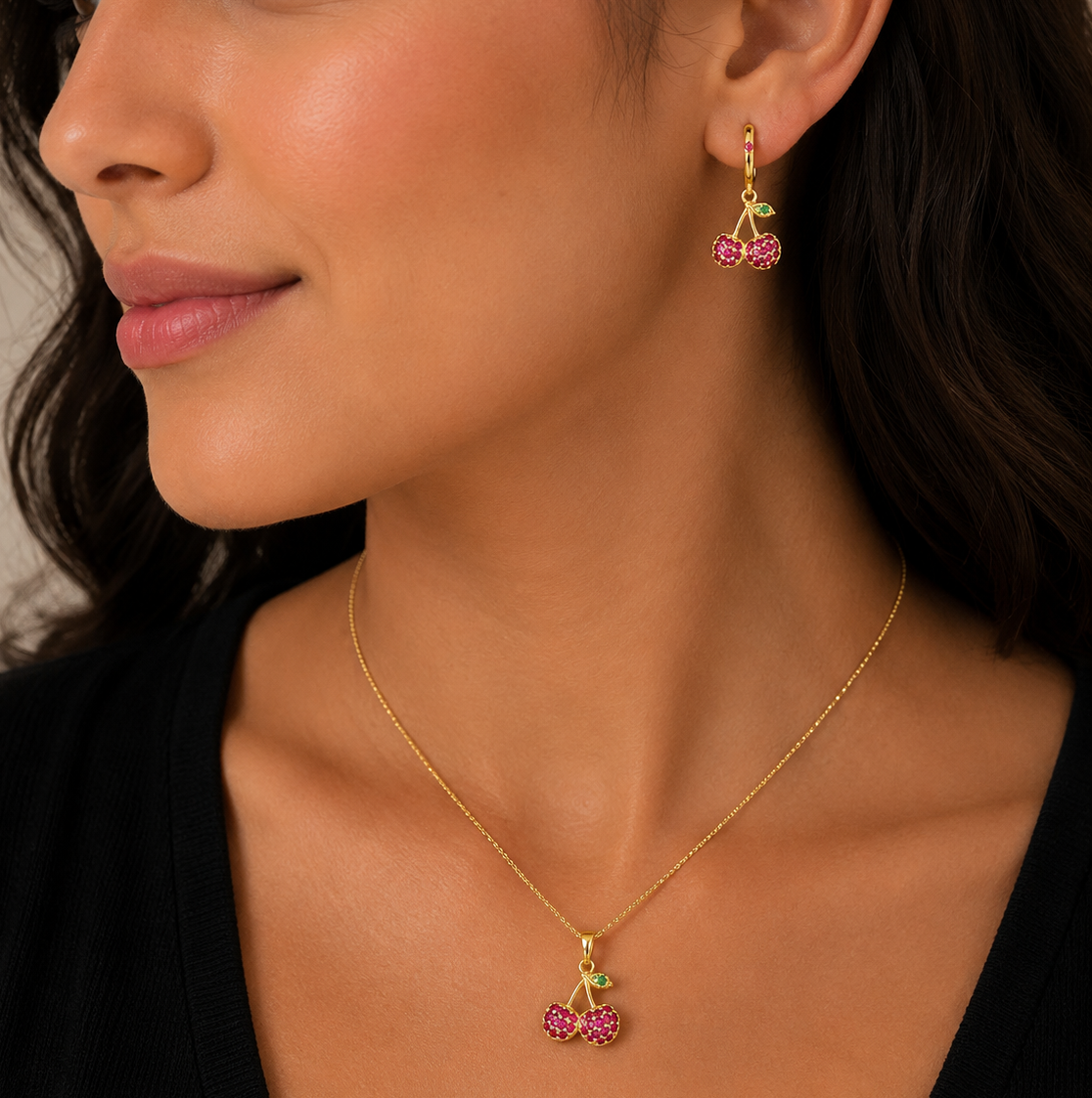 JUEGO ORO LAMINADO CEREZAS CON PIEDRAS ROSAS