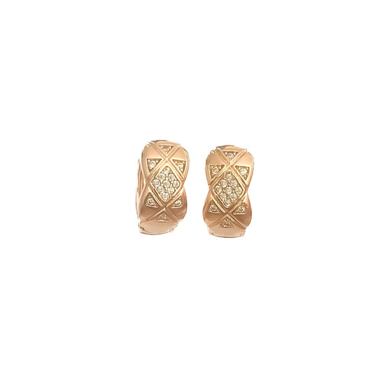 HUGGIE ORO LAMINADO DISEÑO 18K ROMBO PIEDRA BLANCA