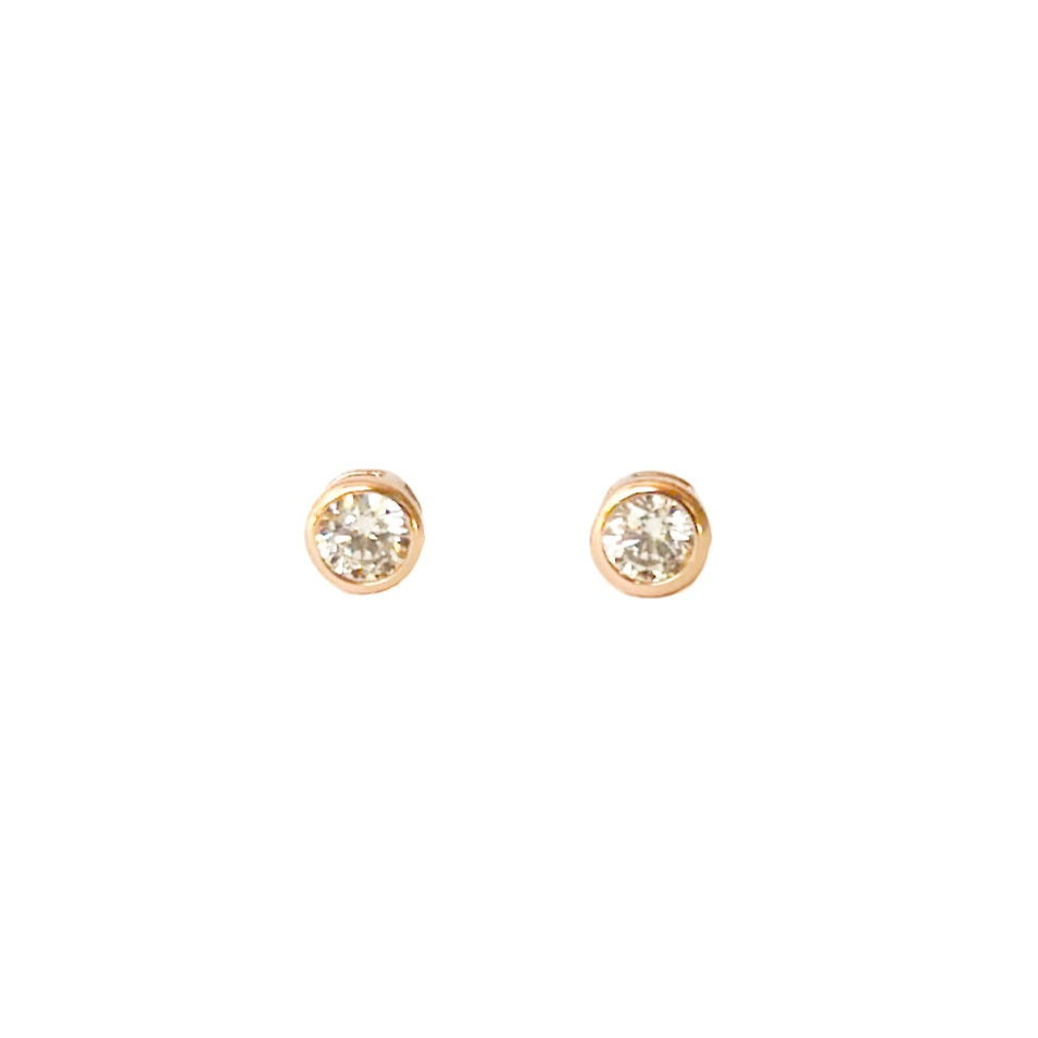 ARETE ORO LAMINADO 18K PIEDRA BLANCA CON BISELADO CHICO