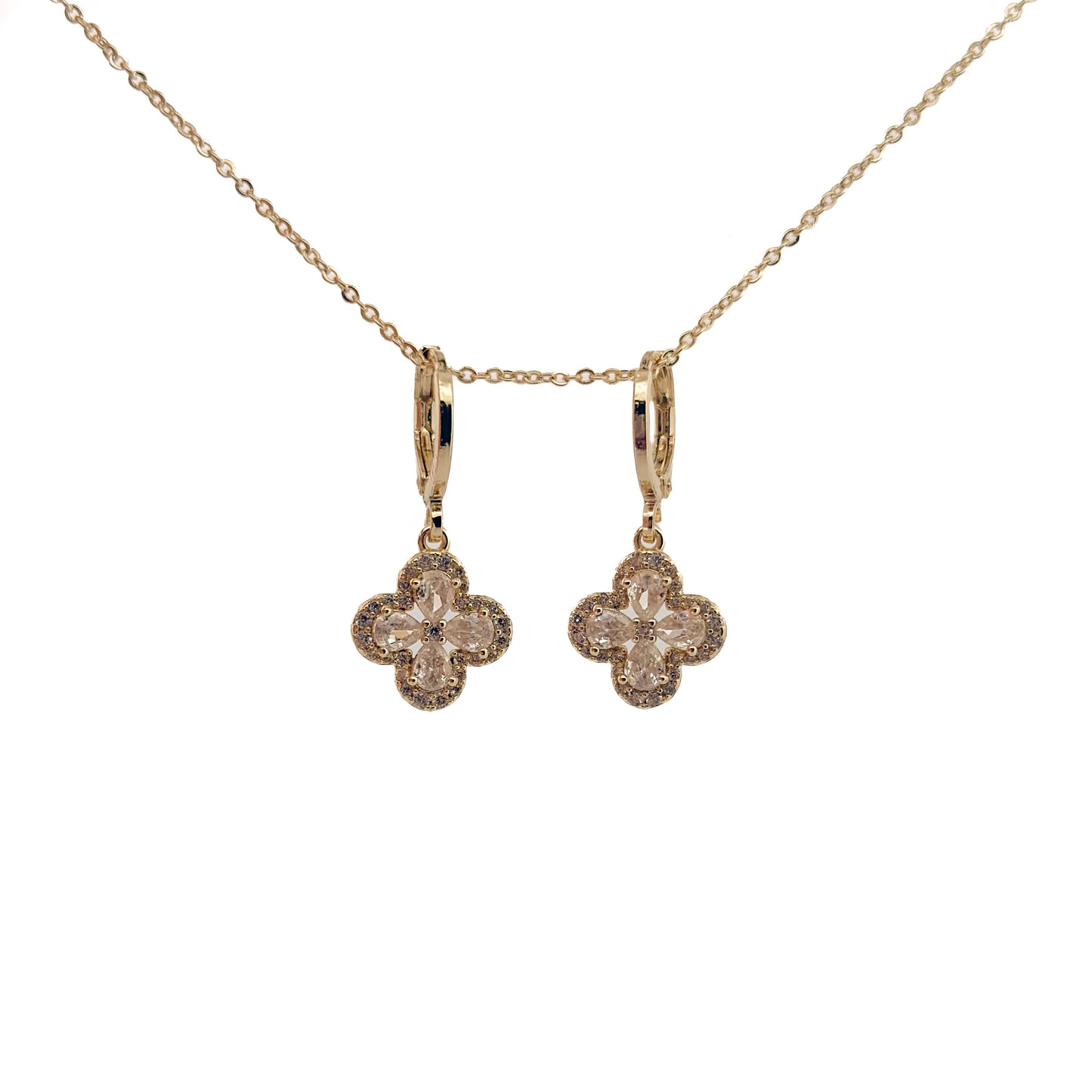 JUEGO ORO LAMINADO TIPO TREBOL CON PIEDRAS BLANCAS