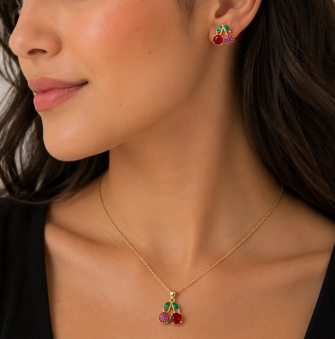 JUEGO ORO LAMINADO CEREZAS CON PIEDRA ROSA Y ROJA