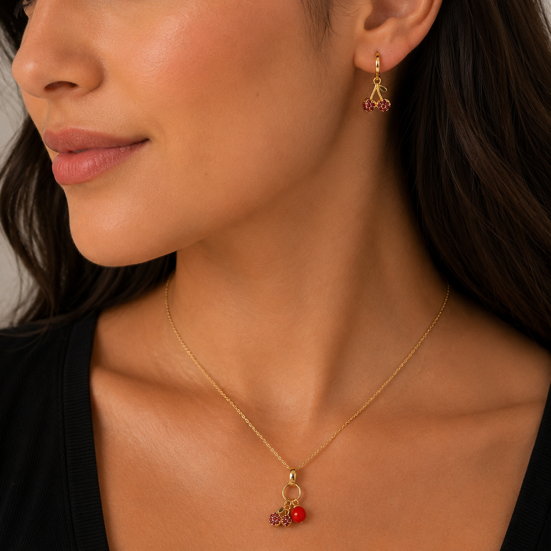 JUEGO ORO LAMINADO CEREZAS CON PIEDRAS ROSAS Y ROJAS